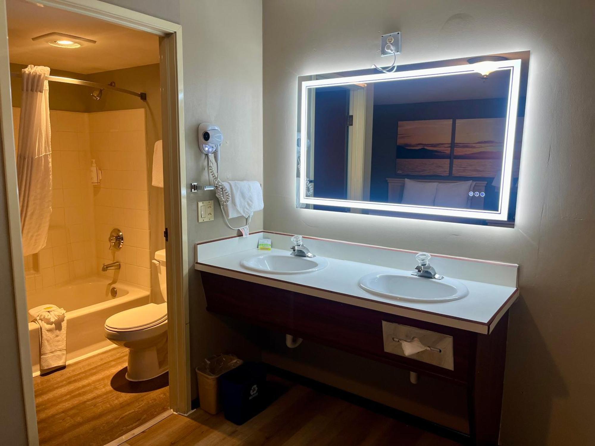 Days Inn By Wyndham Seatac Airport Dış mekan fotoğraf